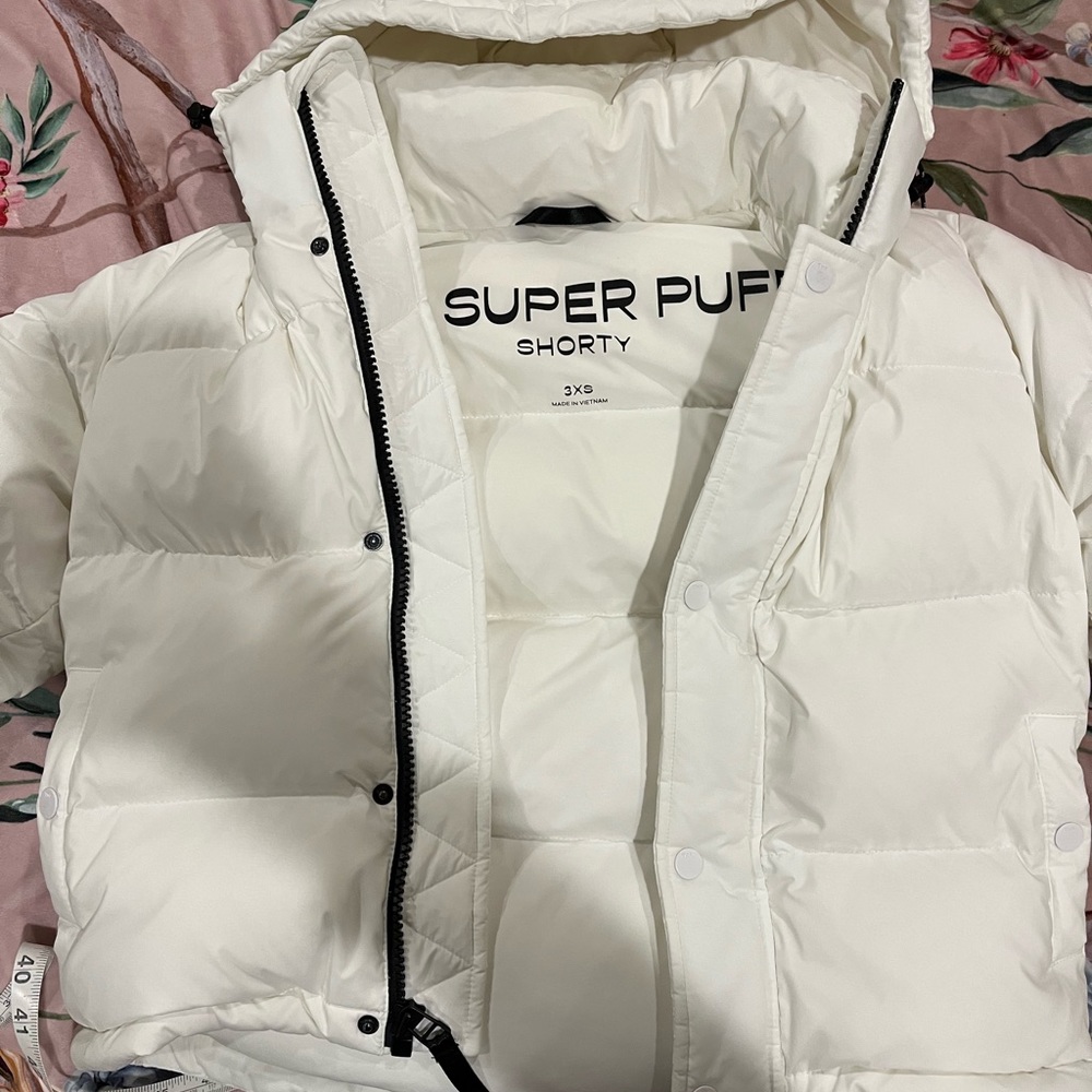 Aritzia Super Puff Shorty. New without tags. 3XS. White.
